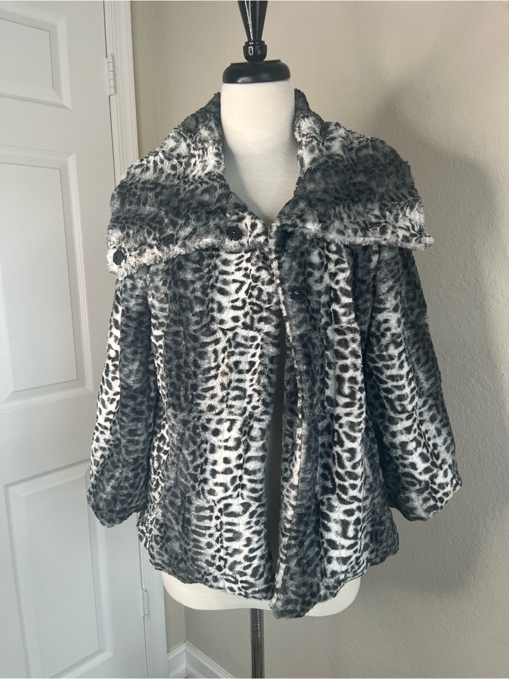 Faux Fur Leopard Print Jacket - Gray and White